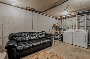 Sqyrls Nest - 3BR Retreat With a Hot Tub