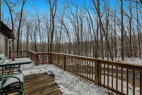 Sqyrls Nest - 3BR Retreat With a Hot Tub