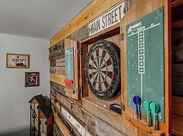 Sqyrls Nest - 3BR Retreat With a Hot Tub