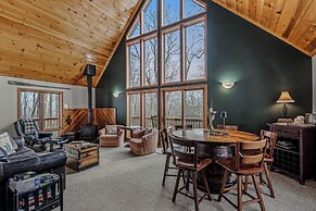 Sqyrls Nest - 3BR Retreat With a Hot Tub