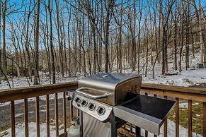 Sqyrls Nest - 3BR Retreat With a Hot Tub