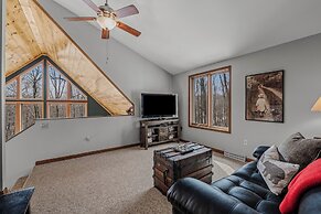 Sqyrls Nest - 3BR Retreat With a Hot Tub