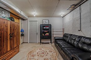 Sqyrls Nest - 3BR Retreat With a Hot Tub