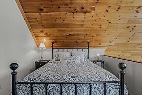 Sqyrls Nest - 3BR Retreat With a Hot Tub