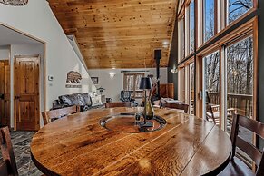 Sqyrls Nest - 3BR Retreat With a Hot Tub