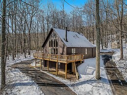 Sqyrls Nest - 3BR Retreat With a Hot Tub