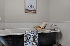 Sqyrls Nest - 3BR Retreat With a Hot Tub