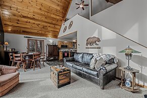 Sqyrls Nest - 3BR Retreat With a Hot Tub