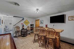 Sqyrls Nest - 3BR Retreat With a Hot Tub