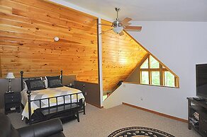 Sqyrls Nest - 3BR Retreat With a Hot Tub