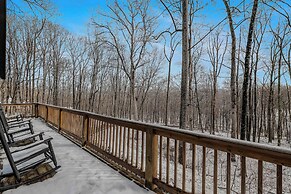 Sqyrls Nest - 3BR Retreat With a Hot Tub