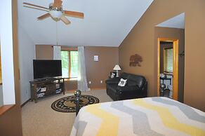 Sqyrls Nest - 3BR Retreat With a Hot Tub