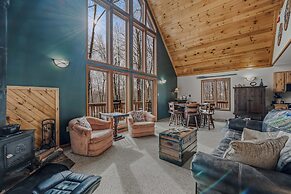 Sqyrls Nest - 3BR Retreat With a Hot Tub