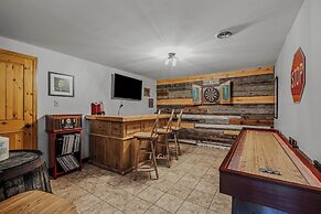 Sqyrls Nest - 3BR Retreat With a Hot Tub