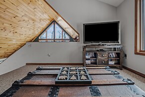 Sqyrls Nest - 3BR Retreat With a Hot Tub