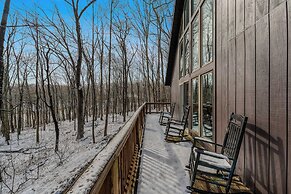 Sqyrls Nest - 3BR Retreat With a Hot Tub