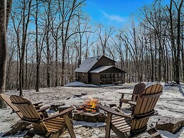 Sqyrls Nest - 3BR Retreat With a Hot Tub