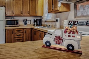 Mountain View Hideaway- A Fun Time Away!