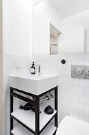 LS48 Prime Location Upscale Apartment