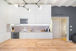 LS48 Prime Location Upscale Apartment