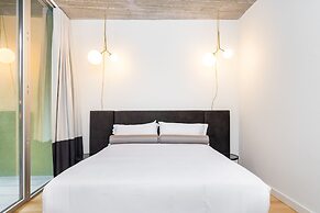 LS48 Prime Location Upscale Apartment