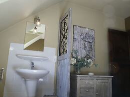 House With a Bubble Bath in Quiet Surroundings