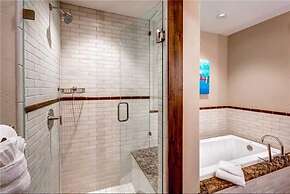 Spacious 4 Bedroom Vacation Rental in Convenient Location with Scenic 