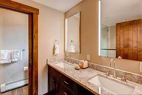 Spacious 4 Bedroom Vacation Rental in Convenient Location with Scenic 