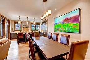 Spacious 4 Bedroom Vacation Rental in Convenient Location with Scenic 