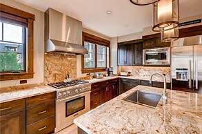 Spacious 4 Bedroom Vacation Rental in Convenient Location with Scenic 