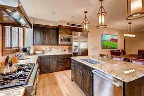 Spacious 4 Bedroom Vacation Rental in Convenient Location with Scenic 