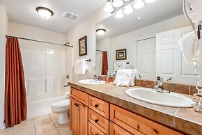 Luxury 3 Bedroom Townhouse next to Keystone Lake, Free Shuttle, Hot Tu