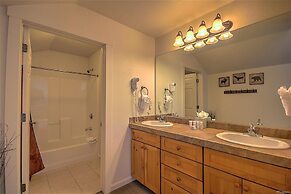 Luxury 3 Bedroom Townhouse next to Keystone Lake, Free Shuttle, Hot Tu