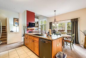 Luxury 3 Bedroom Townhouse next to Keystone Lake, Free Shuttle, Hot Tu