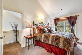 Luxury 3 Bedroom Townhouse next to Keystone Lake, Free Shuttle, Hot Tu