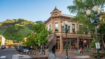 Luxury 3 Bedroom Downtown Aspen Vacation Rental With Amenities Includi