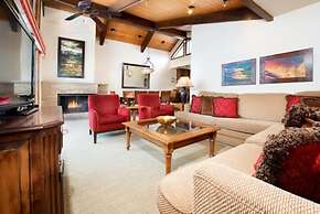 Luxury 1 Bedroom Downtown Aspen Vacation Rental With Access to a Heate