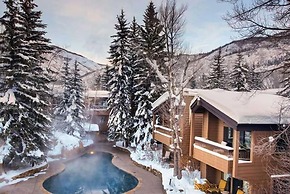 Luxury 1 Bedroom Downtown Aspen Vacation Rental With Access to a Heate