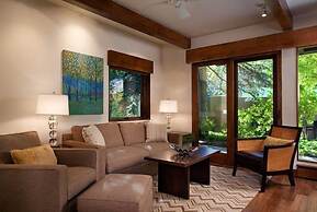 Luxury 1 Bedroom Downtown Aspen Vacation Rental With Access to a Heate