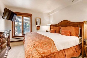 Ski in, Ski out 1 Bedroom Vacation Rental in the Heart of Lionshead Vi