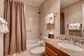 Ski In, Ski Out Studio Condo in the Heart of Lionshead Village with Ho