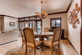 Luxury Ski in, Ski out 2 Bedroom Mountain Residence in the Heart of Li