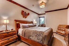 Luxury Ski in, Ski out 2 Bedroom Mountain Residence in the Heart of Li