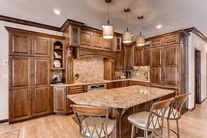 Luxury Ski in, Ski out 2 Bedroom Mountain Residence in the Heart of Li