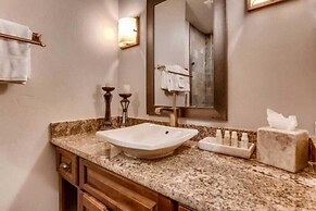 Luxury Ski in, Ski out 2 Bedroom Mountain Residence in the Heart of Li