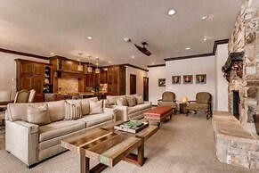 Luxury Ski in, Ski out 2 Bedroom Mountain Residence in the Heart of Li