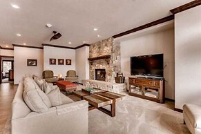 Luxury Ski in, Ski out 2 Bedroom Mountain Residence in the Heart of Li