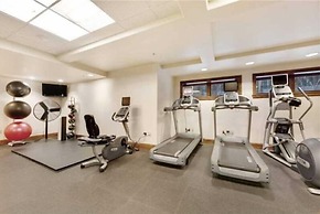 Luxury Ski in, Ski out 2 Bedroom Mountain Residence in the Heart of Li