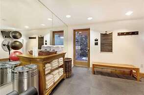 Luxury Ski in, Ski out 2 Bedroom Mountain Residence in the Heart of Li