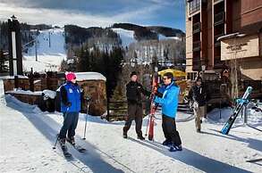 Luxury Ski in, Ski out 2 Bedroom Mountain Residence in the Heart of Li